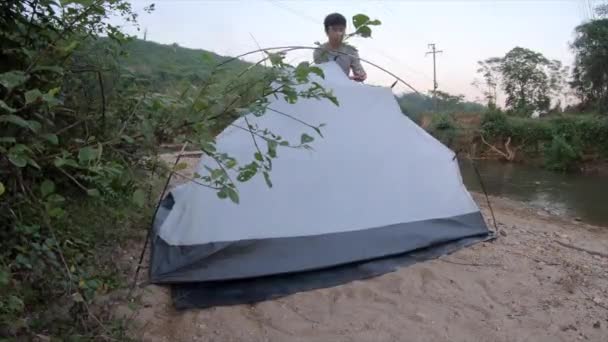 Hombre Asiático Montando Una Tienda Campaña Desierto — Vídeos de Stock