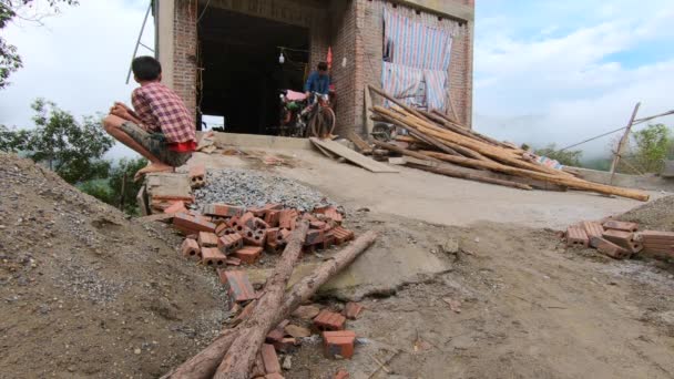 Vietnamita Bicicleta Saindo Uma Casa Construção — Vídeo de Stock