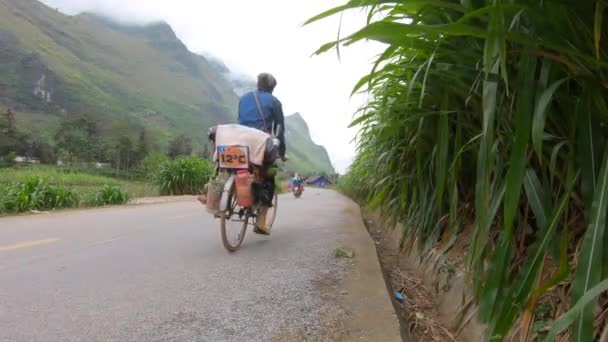 Viaggiatori Bicicletta Lungo Ciglio Una Strada Mentre Moto Passano Una — Video Stock