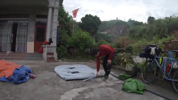 Délai Deux Vietnamiens Construisant Une Tente Camping Pendant Journée — Video