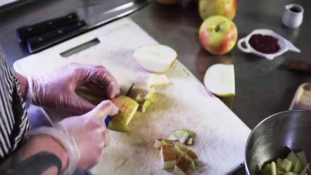 Äpfel Handschuhen Schneiden Ansicht Von Oben Nach Unten Küchenordnung Nahaufnahme — Stockvideo