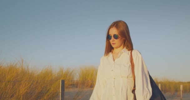 Ondernemer Zakenvrouw Werken Haar Mobiele Telefoon Van Het Strand — Stockvideo