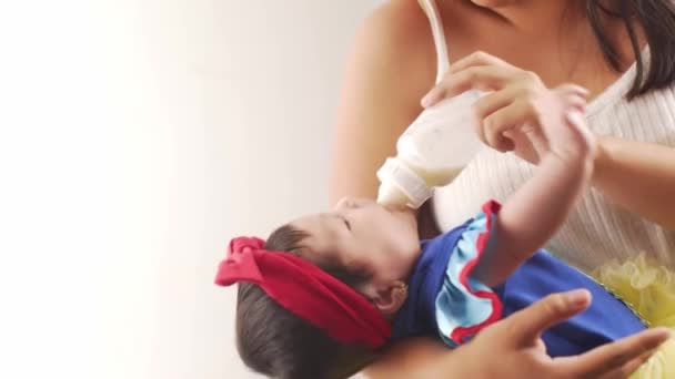 koncepce mateřství. mladá hispánka krmení její novorozená dcera.