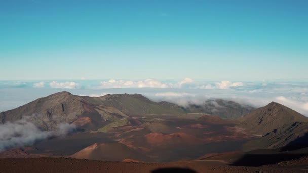 夏威夷毛伊岛Haleakala Volcano Crater Interior上空飞云的空中飞逝镜头 蓝天群山的美丽风景 — 图库视频影像