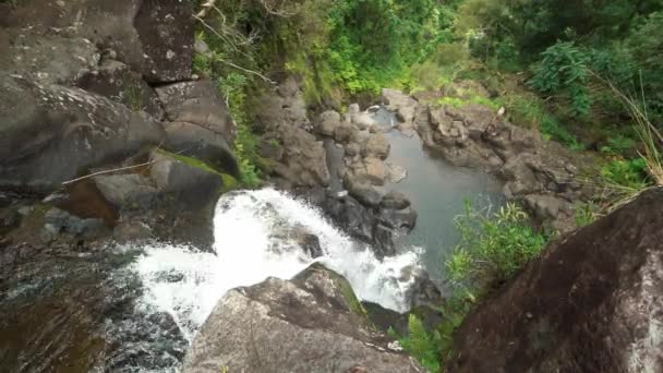 Vista Cima Para Baixo Cachoeira Tropical Que Desce Rochas Para — Vídeo de Stock