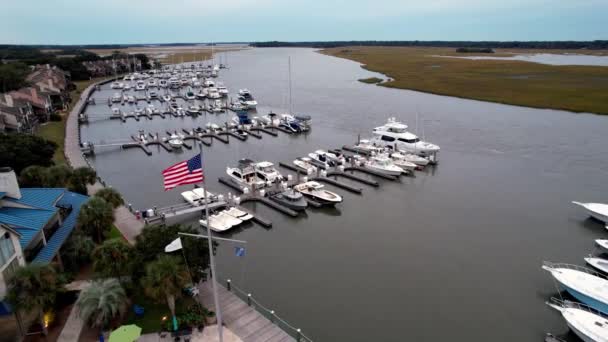 美国国旗在风中飘扬 在南卡罗来纳州清华岛和海溪岛Sc附近的小溪边的码头上 — 图库视频影像