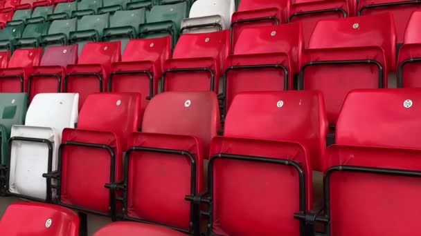 Estadio Vacío Con Verde Rojo Que Asientos Espectador Stand Deportivo — Vídeo de stock