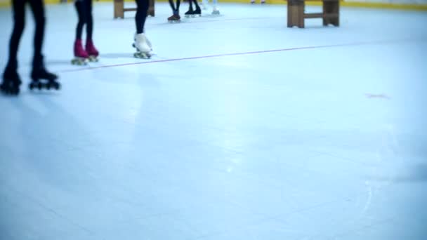 一群女孩 带着闪光的轮子 在溜冰场溜冰 玩得很开心 — 图库视频影像