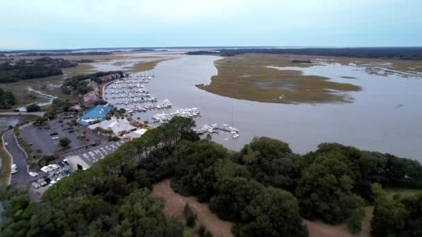 Empuje Rápido Aéreo Sobre Puerto Deportivo Largo Del Arroyo Bohicket — Vídeo de stock