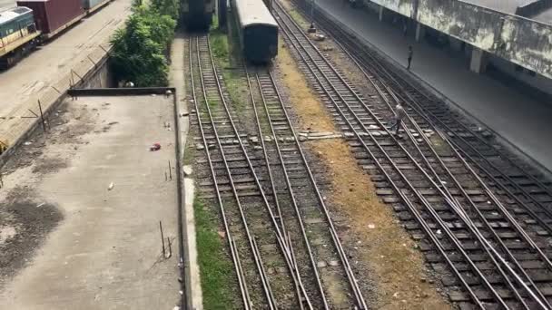 Vista Inclinada Hacia Arriba Una Estación Tren Lado Derecho Almacén — Vídeo de stock