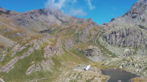 Luftaufnahme Eines Alpentals Und Eines Sees — Stockvideo