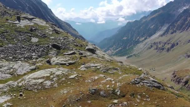 高山の谷と湖の空中撮影 — ストック動画