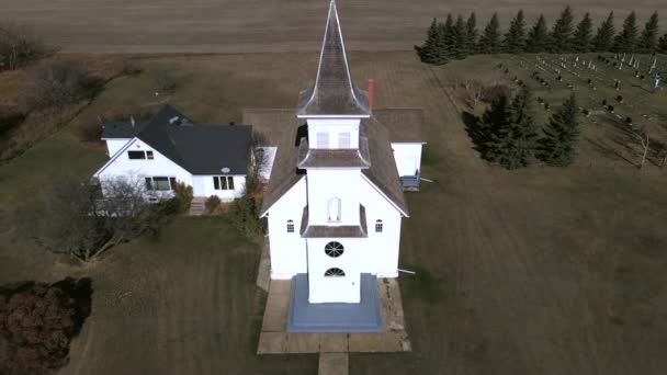 Movimiento Retroceso Aéreo Lento Que Revela Hermosa Iglesia Antigua Persona — Vídeo de stock