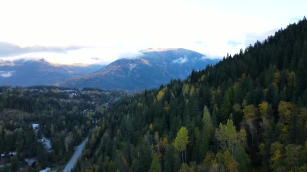 Jasne Niebo Nad Wspaniałymi Górami Nelson Kolumbia Brytyjska Mroczne Borealne — Wideo stockowe