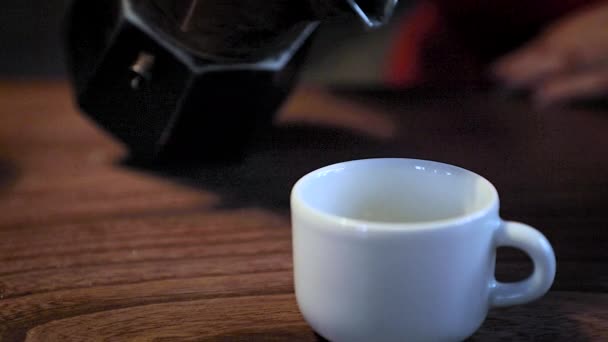 閉じる 小さな白いカップにイタリアのモカカップから新鮮なコーヒーを注ぐ — ストック動画