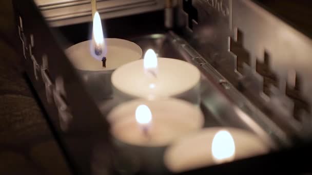 Chiudere Accendere Piccole Candele Contenitore Metallico Con Fiammifero — Video Stock