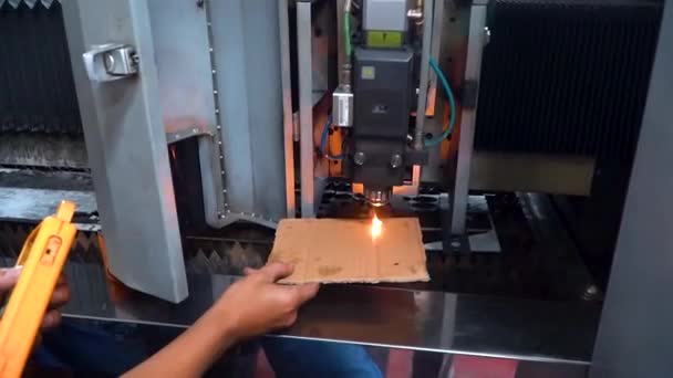 Essai Nouveau Laser Industriel Sur Morceau Carton Vue Main — Video