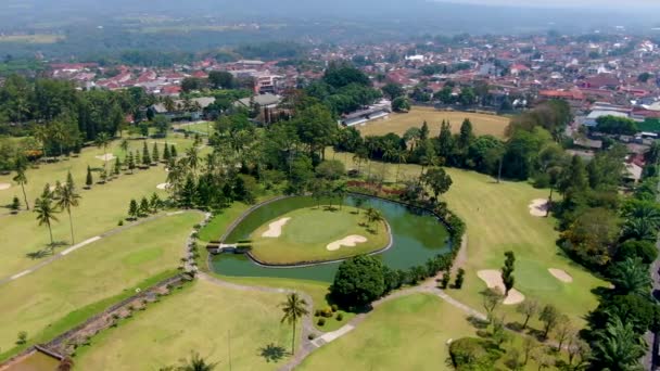 Tropischer Golfplatz Mit Kleinem Wasserteich Und Insel Mit Löchern Blick — Stockvideo