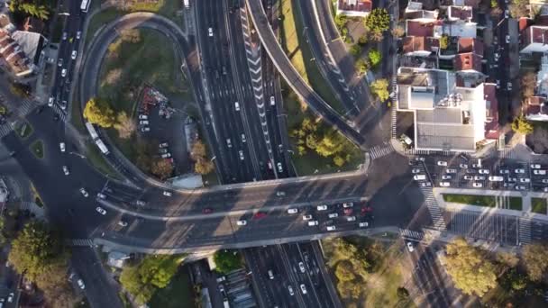 ブエノスアイレス アルゼンチンのパンアメリカン高速道路を昼間の時間帯に急速に通過する未確認車の空中像 — ストック動画