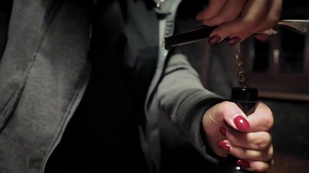 Γυναίκα Κόκκινο Βερνίκι Νυχιών Συστροφή Ανοιχτήρι Μπουκάλι Ένα Φελλό Μπουκάλι — Αρχείο Βίντεο