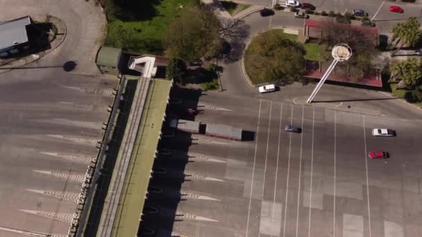 Vista Una Cabina Peaje Carretera Donde Pasan Los Coches Camiones — Vídeo de stock