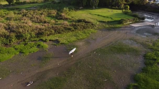 Sörfçü Buenos Aires Sahilinde Yürürken Kafasında Sörf Tahtası Taşıyor Hava — Stok video