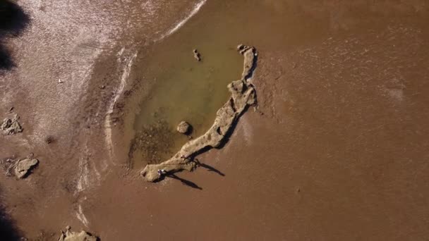 Two Friends Walking Rocks Rio Plata River Buenos Aires Aerial — Stock Video