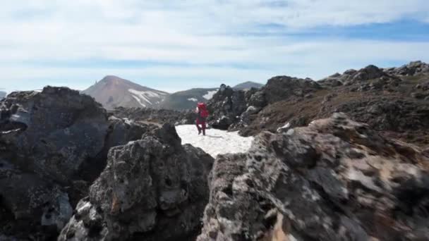 Ujawnienie Wędrówki Plecakiem Skrawku Śniegu Pomiędzy Czarnymi Skałami Magmowymi Landmannalaugar — Wideo stockowe