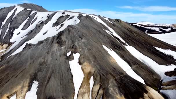 Tirare Aerea Fuori Sopra Couloir Pieno Neve Sulle Montagne Arcobaleno — Video Stock