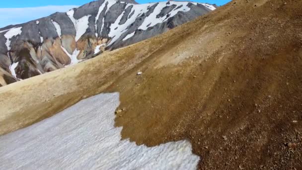 Revelación Aérea Montañas Cubiertas Manchas Nieve Amplio Valle Con Río — Vídeos de Stock