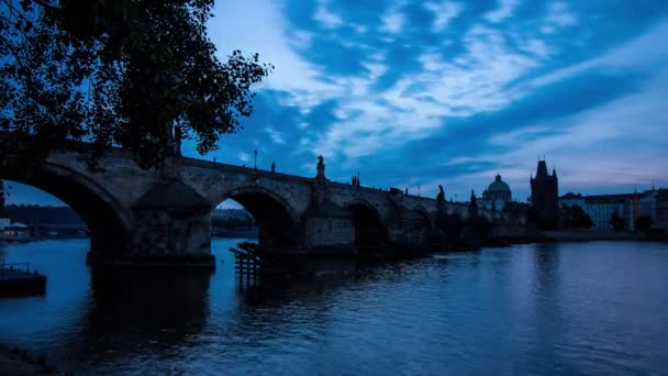 Γαλάζιο Πρωινό Timelapse Της Γέφυρας Του Καρόλου Στην Πράγα Τσεχική — Αρχείο Βίντεο