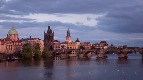 Çek Cumhuriyeti Prag Başkenti Prag Bulutlu Bir Akşamda Vltava Nehri — Stok video