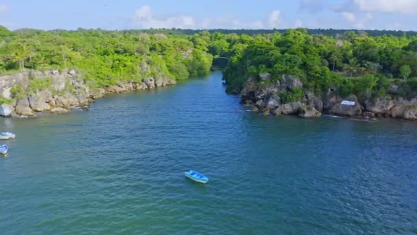 Petits Bateaux Pêche Ancrés Long Côte Rocheuse Boca Yuma Caraïbes — Video