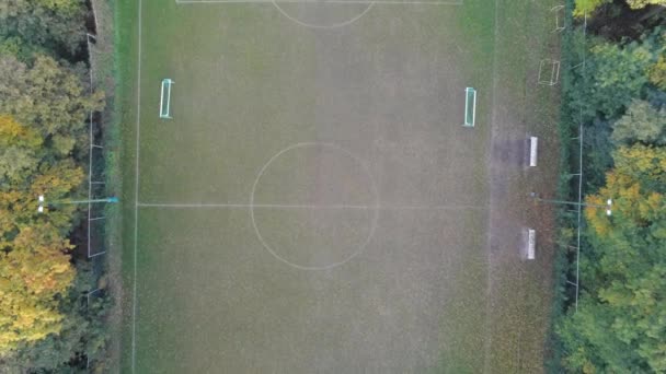 从足球场上空俯冲而下的无人机 秋天没有人观看 足球娱乐 训练的概念 — 图库视频影像