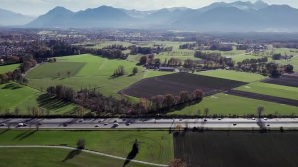 空中无人机从左到右飞行 展示了高速公路上的多辆汽车 前进方向是双向的 背景是美丽的蓝山 有着很好的自然风光 — 图库视频影像