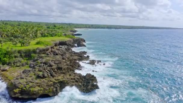 ชายฝ สวยงามทางอากาศของจ งหว Boca Yuma าผาและภ ยวทางด านซ ายและคล นจากทะเลแคร — วีดีโอสต็อก