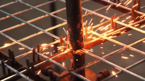 Close Spot Svejsning Tip Sikring Styrkelse Wire Mesh Frame Langsom – Stock-video