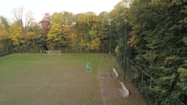 Leere Fußballbänke Auf Dem Menschenleeren Fußballplatz Rotierende Drohne Abgeschossen — Stockvideo