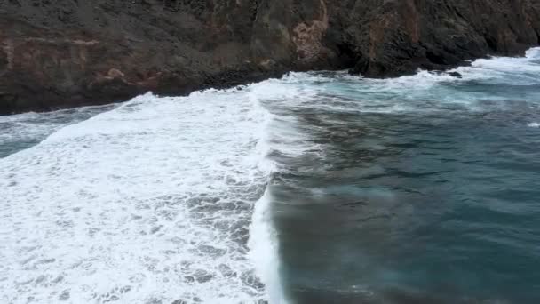 黒い火山砂でスペイン カナリア諸島ラ ゴメラ島のプラヤデセプルチュラに上陸実行されている泡の海の波のパノラマビュー — ストック動画