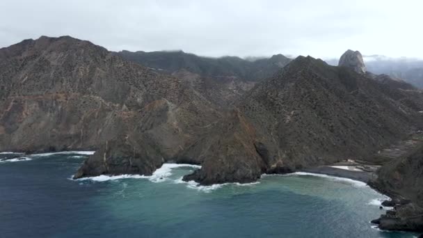 Воздушный Беспилотник Видом Потрясающие Скалы Берега Моря Вулканическом Острове Гомера — стоковое видео