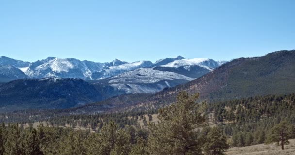 Pan Πάνω Από Την Πράσινη Κοιλάδα Πάνω Μεγάλα Χιονισμένα Βουνά — Αρχείο Βίντεο
