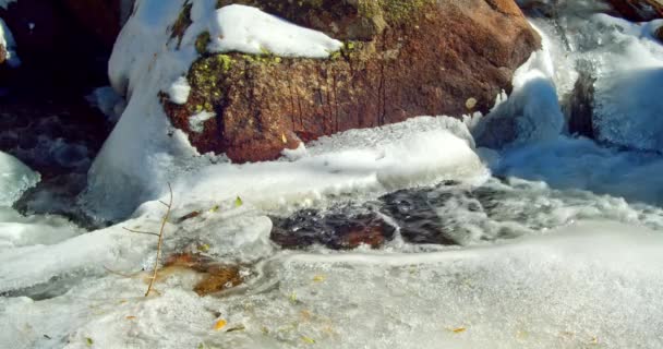 Pequeño Arroyo Montaña Tejiendo Alrededor Rocas Hielo — Vídeos de Stock