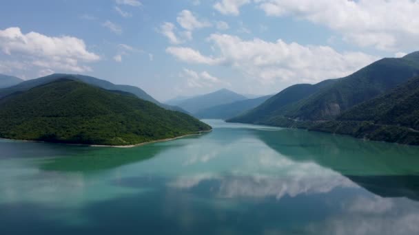 Reflexão Céu Nuvens Nas Águas Reservatório Kazbegi — Vídeo de Stock