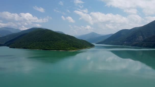 Het Stuwmeer Kazbegi Waterblauw Water Adembenemend Uitzicht Verre Bergen Arial — Stockvideo