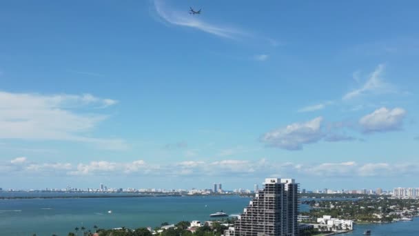飞机飞越迈阿密 美国威尼斯人群岛和市中心 无人机航景 — 图库视频影像