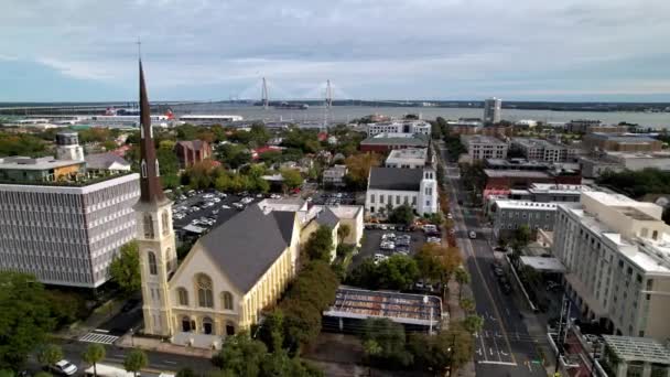 Schnelle Antenne Über Zitadelle Platz Baptistenkirche Charleston South Carolina — Stockvideo