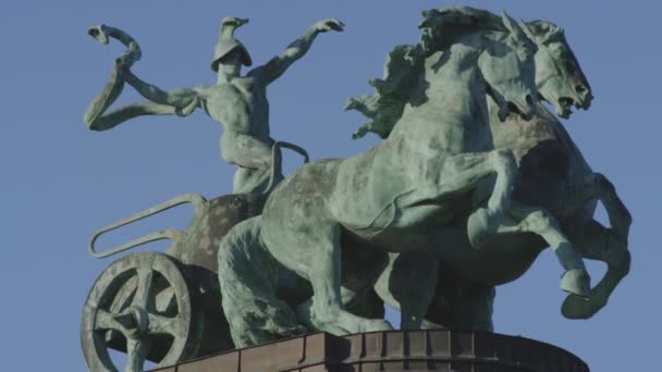 Estátua Homem Montando Uma Carruagem Com Cavalos Cobra Praça Dos — Vídeo de Stock