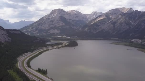 Transcanada Highway Passa Lago Montagna Impianto Industriale Rockies — Video Stock