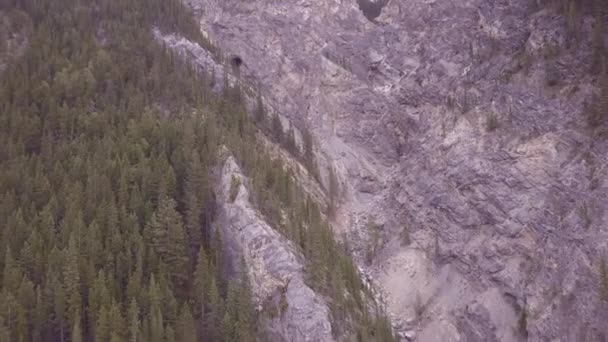 Kayalık Dağ Havası Dik Bir Drenajda Uçar Büyük Mağara Ağzı — Stok video