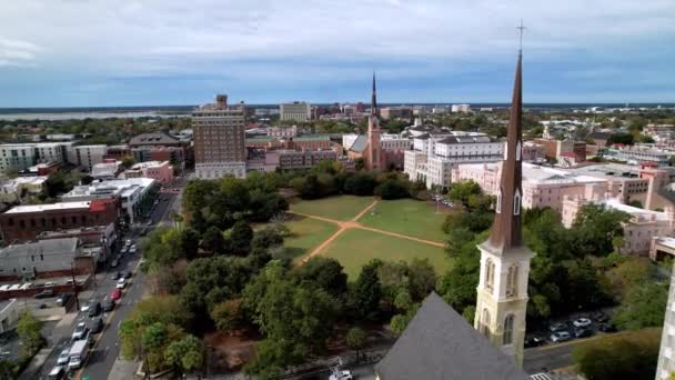 Rápida Aérea Sobre Plaza Ciudadela Iglesia Bautista Charles Carolina Del — Vídeo de stock